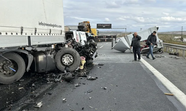 Kuzey Marmara Otoyolu'nda ilginç kaza: Park halindeki tıra çarpan tırın çekicisi yerinden koptu