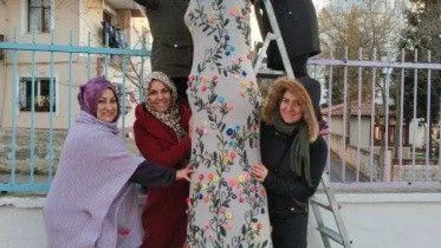 El işleriyle ağaçları giydirdiler