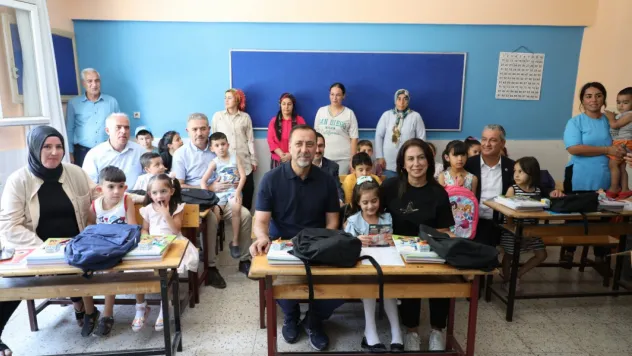 Depremzede Öğrencilerin Çanta ve Kırtasiye Malzemesi Başkan Yılmaz'dan