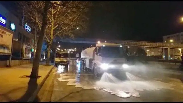 Tüm Cadde Ve Meydanlar Dezenfektanlı Su İle Yıkanıyor