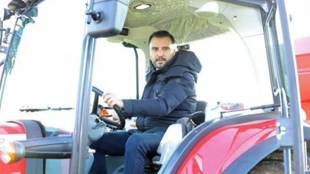 Başkan Yılmaz Sanatçı Alişan ile Gübre Serpme Aracı Kullandı