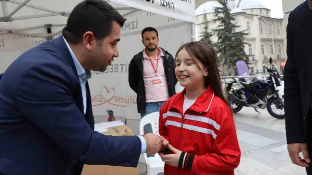 10 yaşındaki Haticenur, sattığı bileklik ve kolyelerin parasını depremzedelere bağışladı