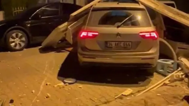 18 yaşındaki küçük çocuk direksiyona geçti, polis nöbet kulübesini devirdi