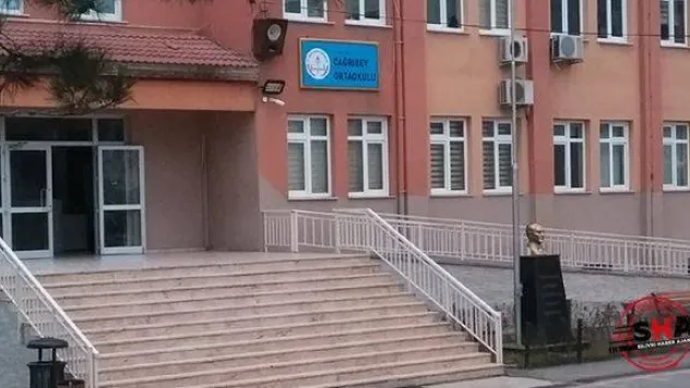 Çağrıbey Ortaokulu 'BAYRAKSIZ' kaldı