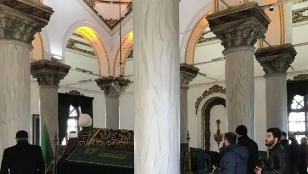 Bursa'daki sultan türbelerine ayakkabı ile girilmesine tepki