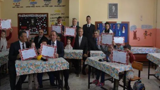 Öğrencilerin karne sevincine ortak oldular