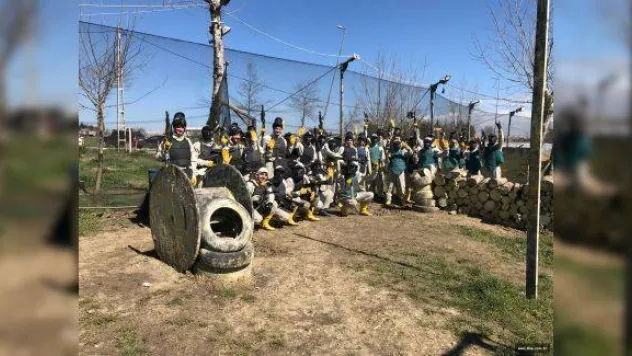 Çalışan gençler Paintball'da stres attı