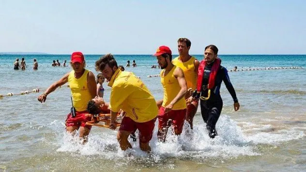 İBB cankurtaranları 447 kişiyi boğulmaktan kurtardı