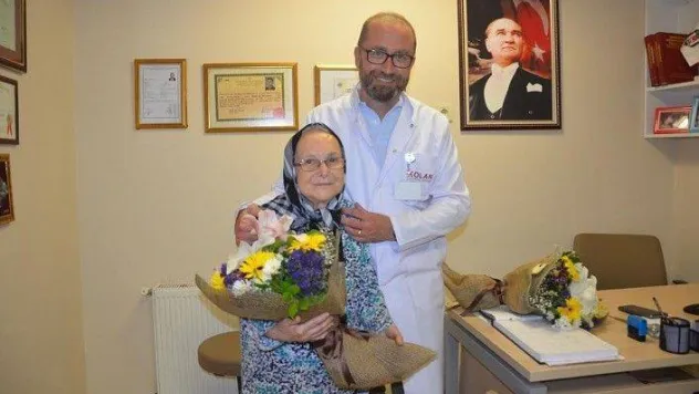 Sedye ile geldiği hastaneden yürüyerek çıktı