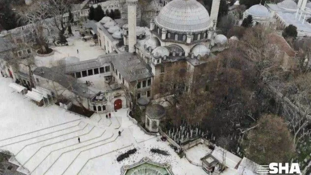 Eyüp Sultan Camii'nin avlusu kuşlara kaldı