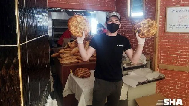 Fırın önünde ramazan pidesi sırası