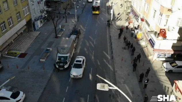 İstanbul'da sosyal mesafeli Ramazan pidesi kuyruğu havadan görüntülendi