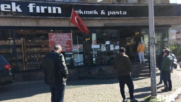 Sosyal mesafeli Ramazan pidesi sırası