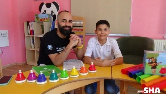 (ÖZEL) Müzik eğitimi otizmli Abdullah'ın hayatını değiştirdi