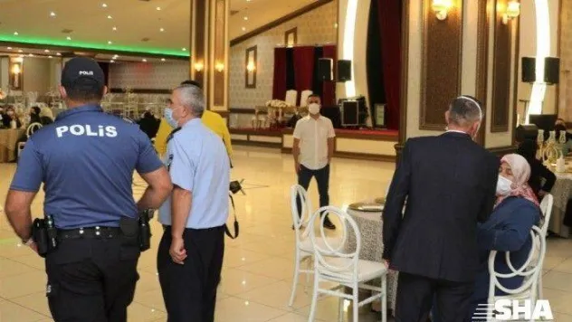 Sultanbeyli'de nikah törenleri ve halı sahalarda Covid-19 denetimi