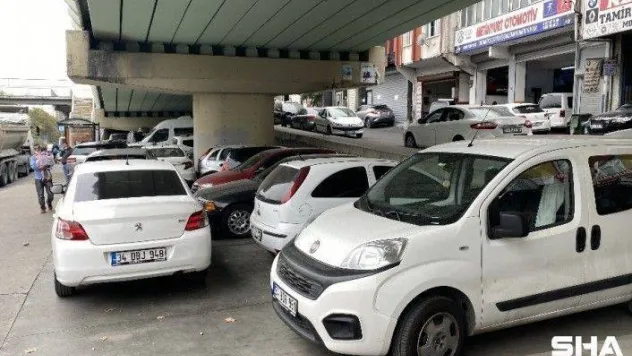 Kapalı otoparklar dolunca köprü ve viyadük altları otoparka döndü