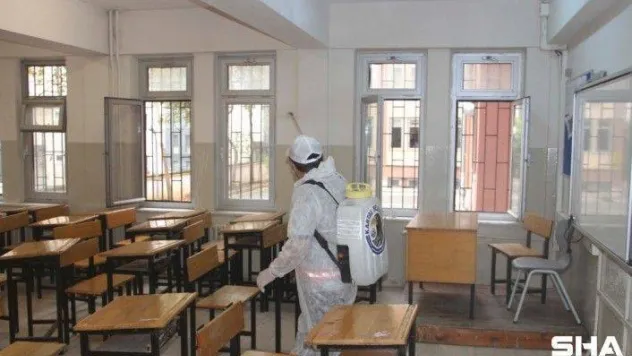 Kartal Belediyesi, öğrencileri ile buluşacak okulları dezenfekte ediyor