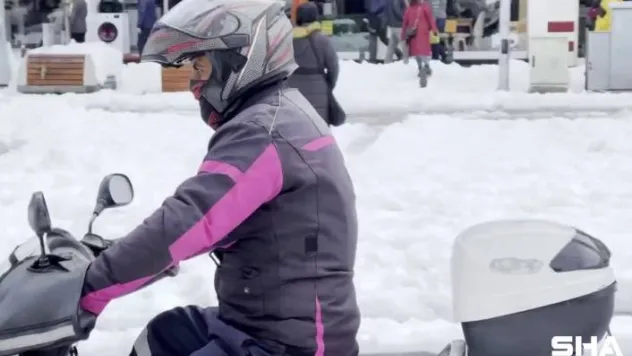 Paket servis kuryeleri karlı yollarda zor anlar yaşıyor