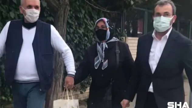Pazar çantasını başkan taşıyınca yaşlı kadın duygulandı