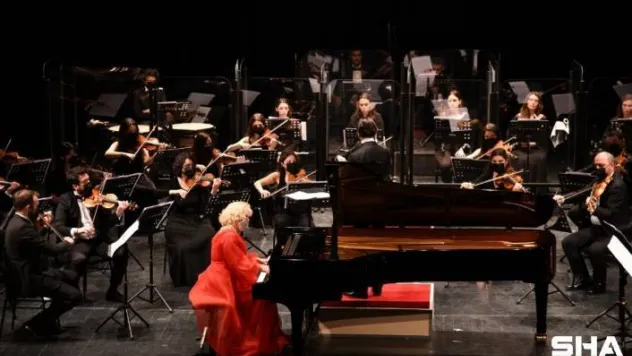 Kadıköy Pandemi Orkestrası İbrahim Yazıcı ve Gülsin Onay'la sahne aldı