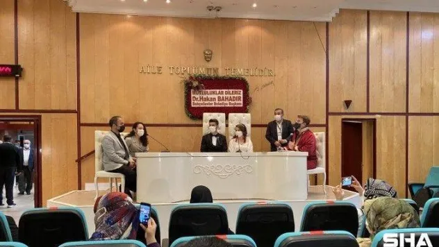 Nikahlar, davetliler huzurunda kıyılmaya başlandı