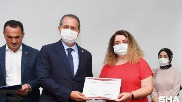 Beyoğlu'nda online eğitim programına katılan kursiyerler sertifikalarını aldı
