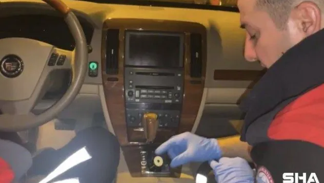 Zırhlı aracın mıknatısla açılan gizli bölmesinden silah ve uyuşturucu çıktı