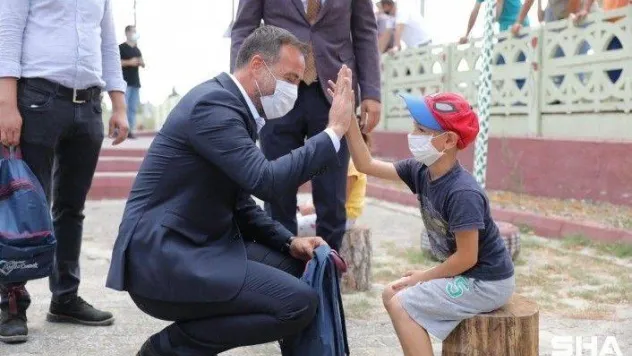 Başkan Yılmaz'dan Çanta ve Kırtasiye malzemeleri