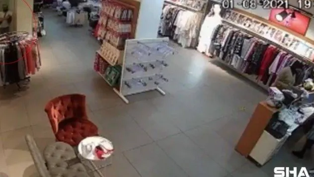 (ÖZEL) Müşteri gibi girdiği mağazadan çalışanların çantalarını çalıp çıktı