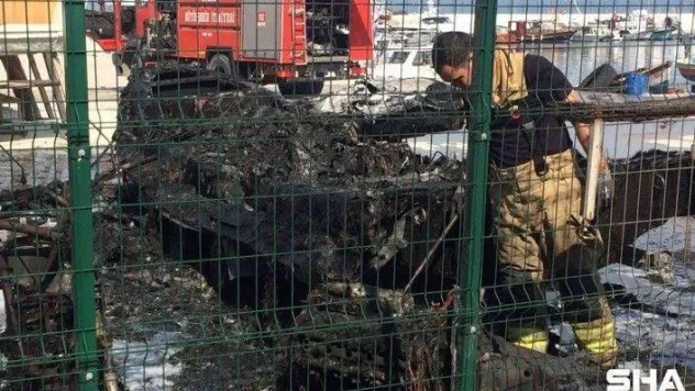 Bursa'da yat limanında yanan bottan çıkan kara dumanlar gökyüzünü kapladı