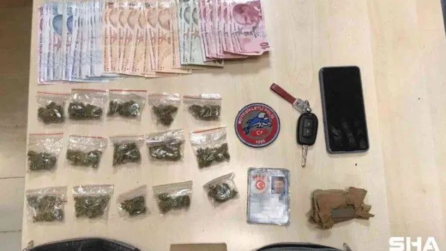 (Özel) Beşiktaş'ta torbacının mıknatıslı çanta oyunu: Polis özel zulada "marihuana" ele geçirdi