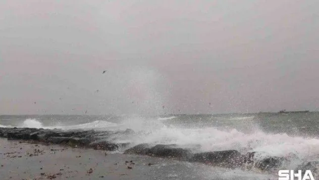 Avcılar sahilde dev dalgalar oluştu