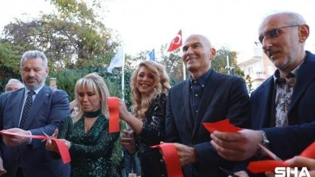 Güzellik salonunun açılışını ünlü isimler yaptı