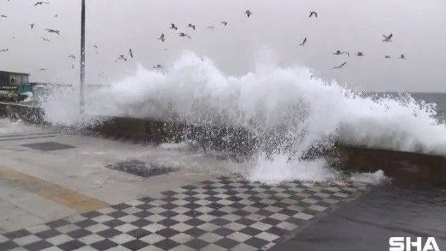 Tekirdağ'da şiddetli fırtına: Dev dalgalar kıyıya vurdu