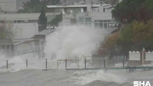 Yüksekliği 5 metreyi bulan dev dalgalar sahilleri dövüyor