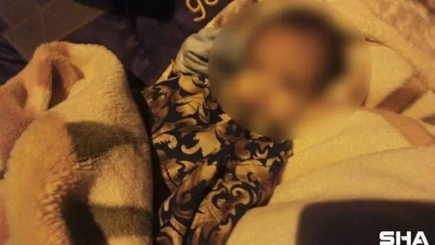 Bebeği çantaya koyup biberonu ile sokağa bıraktılar