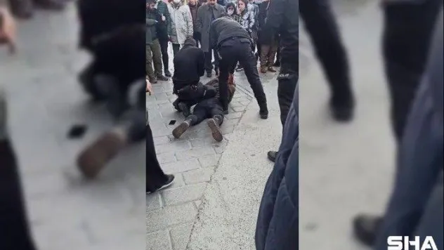 Biri bıçak çekti, diğeri çanta ile saldırdı: O anlar kamerada