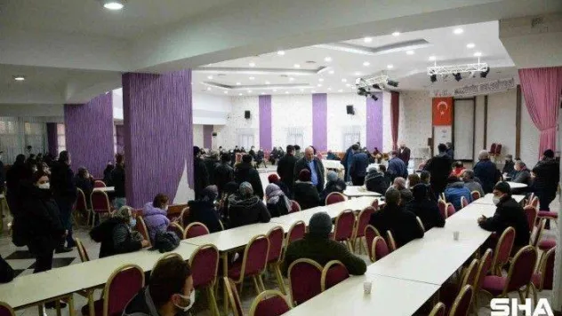 Bu kuyruğun sebebi düğün salonu kiralamak için