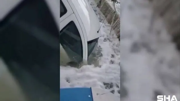 Büyükçekmece'de dev dalgalar park halindeki aracı böyle yuttu