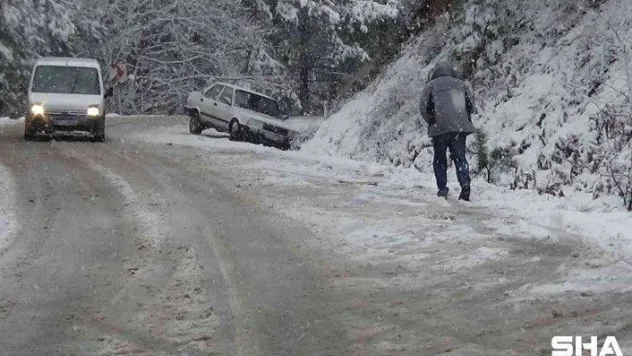 Kazdağları'nda kar kalınlığı 20 santimetreyi aştı, sürücüler zor anlar yaşadı