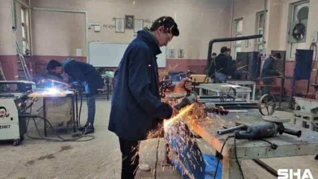 (Özel) Hem lise okuyor, hem okulların demir işlerini yapıyorlar
