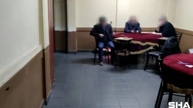 Bağcılar'da emlak ofisini kumar baskını: Gizli bölmede böyle yakalandılar