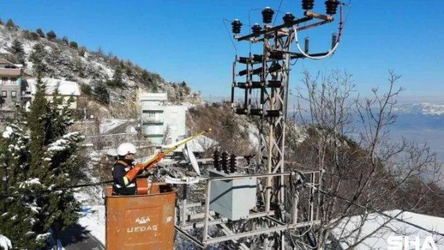 (Özel) Karlı yolları aşıp kesintisiz elektrik için mücadele veriyorlar