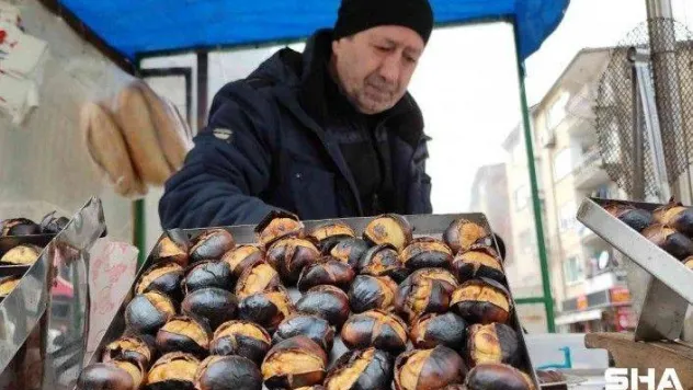 Seyyar satıcı yabancı dil öğrendi, işleri açıldı
