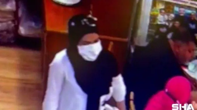 Taksim'de turistlerin çantasını çalan kadın hırsızlar kamerada: 126 suç kayıtlı suç makineleri yakalandı