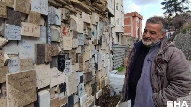 Aşıklar evin duvarlarını şiir kitabına çevirdi