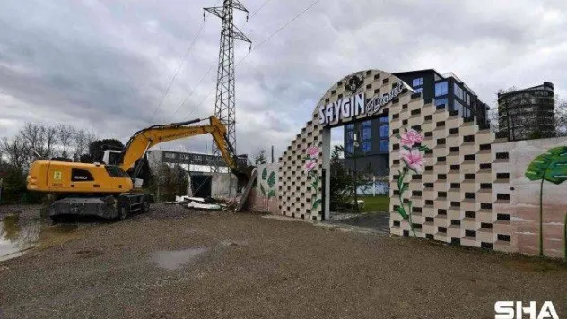 Bursa'da ruhsatsız düğün salonu yıkıldı