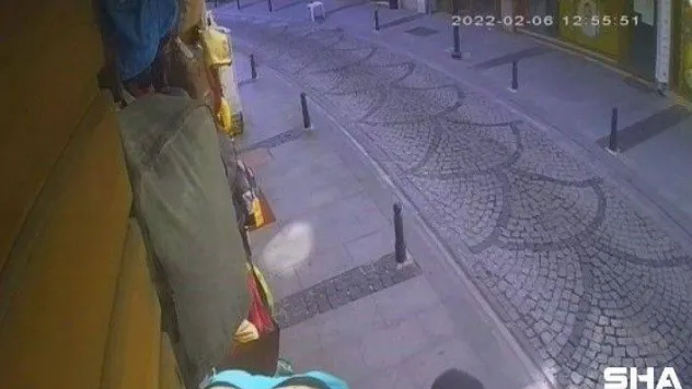 Çanakkale'de rahat tavırlarıyla güpegündüz çanta çalan hırsız pes dedirtti