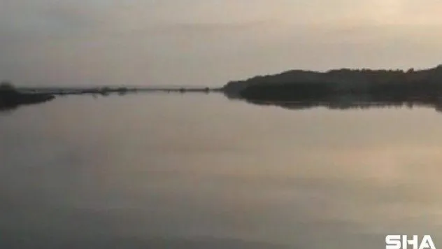 Edirne'de nehrin taşması sonucu su altında kalan tarım arazilerinde kayıkla geziliyor