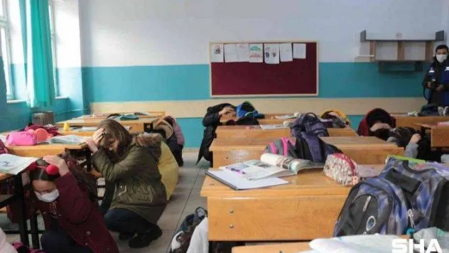 Balıkesir'de 'Deprem Anı ve Tahliye Tatbikatı' yapıldı